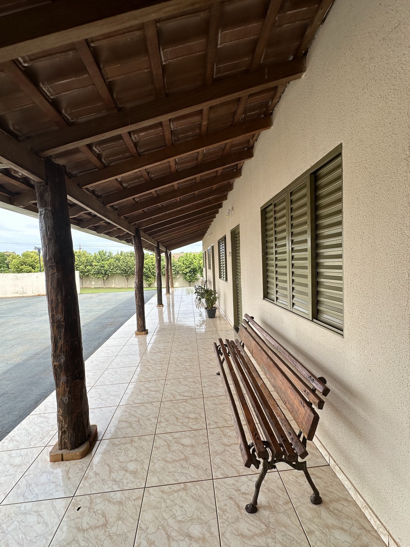 Varanda dos quartos com banco de madeira
