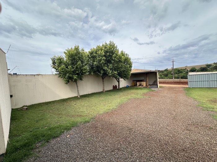 Entrada com estacionamento de cascalho