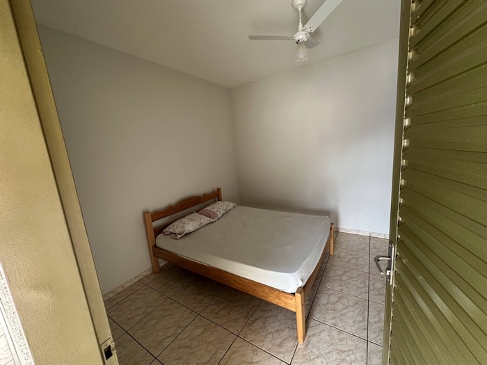 Quarto de casal com ventilador de teto