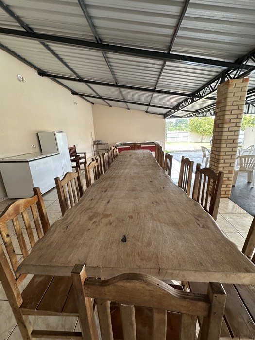 Mesa de madeira comprida com cadeiras